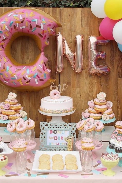 24 Birthday, First Birthday Party Ideas, Donut Themed Birthday Party, Fest Temaer, 1st Birthday Party For Girls, Donut Birthday Parties, First Birthday Party Themes, Donut Party