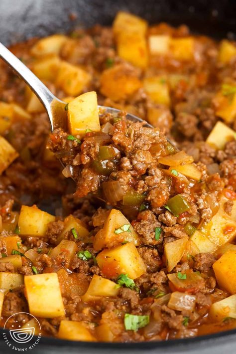 This easy and comforting Mexican Picadillo recipe is a savory, hearty dish made from inexpensive ground beef, potatoes, and the perfect spices. Picadillo Burritos, Easy Mexican Picadillo Recipe, Mexican Picadillo Recipe, Dinner Ideas With Ground Beef, Ideas With Ground Beef, Mexican Food Recipes Beef, Mexican Picadillo, Ground Beef Potatoes, Meat And Potatoes Recipes