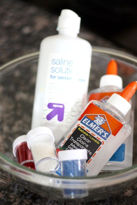 Saline solution slime recipe ingredients include clear glue, saline solution or contact solution, water, baking soda, and glitter Slime Without Glue Recipe, Baking Soda Slime, Slime With Contact Solution, Cool Slime Recipes, Homemade Slime Recipe, Clear Glue Slime, Contact Solution, Slime No Glue, Easy Slime Recipe