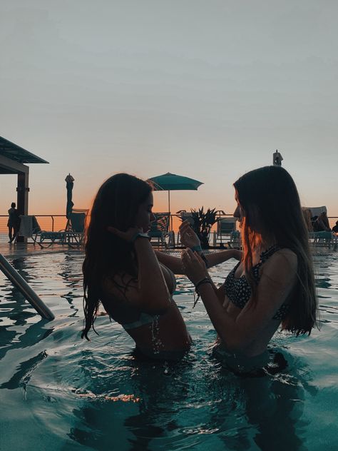 Besties Pool Pictures, Pool Picture Ideas Friends, Pool Photos With Bestie, Aesthetic Pool Pictures Friends, Swimming Pool With Friends, Bff Pool Pictures, Friend Pool Pictures, Holiday With Best Friend, Pool Picture Ideas Instagram Friends