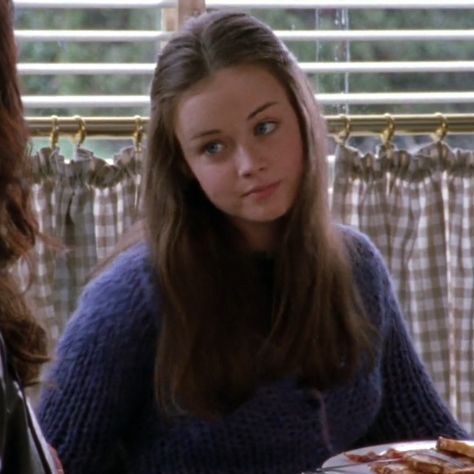 Gilmore Hairstyles, Rory Gilmore Hair, Gilmore Core, Gilmore Lorelai, Netflix Icon, Rory Gilmore Style, Estilo Rory Gilmore, Lauren Graham, Alexis Bledel