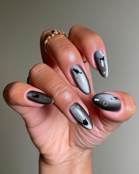 fall nails • Instagram Subtle Spooky Nails, Nail Ideas Ghost, Nails Inspiration Halloween, Nails With Ghosts, Nails Simple Halloween, Classic Black Nails, Simple Halloween Nails Short, Nails Halloween Pumpkin, Gel Nails Halloween