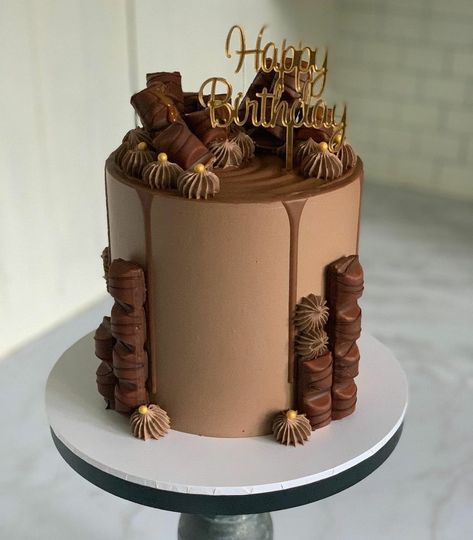 Bueno Cake, Chocolate Birthday Cake Decoration, Pastry Chocolate, Birthday Cake Decorating Ideas, Chocolate Cake Designs, Chocolate Drip Cake, Unique Birthday Cakes, Simple Cake Designs, Chocolate Cake Decoration