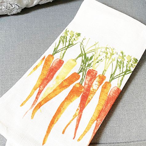 DIY easy to make tea towel pillow Fabric Stamping Diy, Diy Tea Towels, Carrot Pillow, Tea Towels Crafts, Kitchen Towels Diy, Mechanics Creeper, Kitchen Organizing Ideas, Make Your Own Pillow, Tea Towels Diy