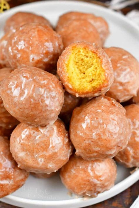 Pumpkin Doughnut Holes are a super easy treat to make on the weekends as a breakfast snack for the family! These doughnut holes are so easy to make, they are soft, delicate, and have a great pumpkin and pumpkin spice flavor throughout. These tasty treats are also coated in an easy spiced icing. Pumpkin Doughnut Holes, Cherry Pie Bites, Pumpkin Spice Donut Holes, Pumpkin Donut Holes, Pumpkin Spice Doughnuts, Pumpkin Donuts Recipe, Pumpkin Donut, Pumpkin Doughnut, Breakfast Donuts