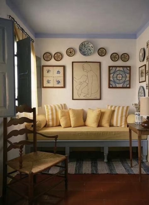 Spanish Decor, Cottage Interiors, Dining Nook, Holiday Ready, Drawing Room, Interior Inspo, Interior Designer, Guest House, Plates On Wall