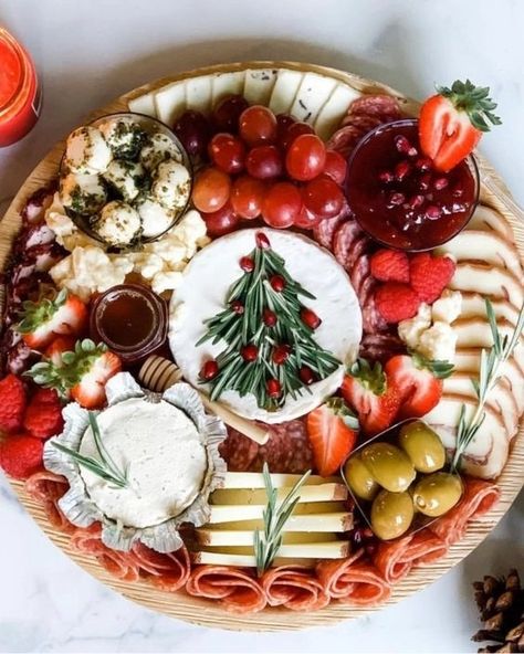 Christmas Brie, Christmas Starters, Christmas Vegan, Queso Brie, Christmas Appetizers Party, Christmas Platter, Christmas Recipes Appetizers, Charcuterie Inspiration, Party Food Platters