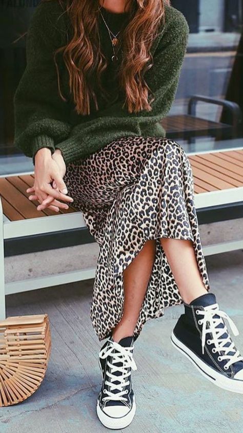 dreamy leopard print skirt with converse hightops is the best casual street style. Animal print skirts are always in style. #animalprint #leopardprint #hightop #converse Look Boho Chic, Modest Summer, Leopard Print Skirt, Mode Boho, Dresses Modest, White Converse, Mode Casual, Spring Boho, Ținută Casual