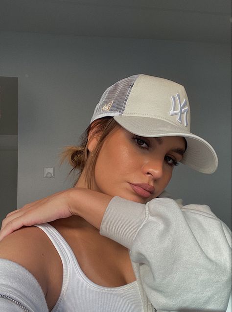 New Era Hat Outfit Women, New Era Hat Outfit, La Cap Outfit, New Era Cap Outfit Woman, Ny Yankees Hat Outfit, Beige Cap Outfit, Yankee Hat Outfits Women, Ny Cap Outfit, Grey Hat Outfit