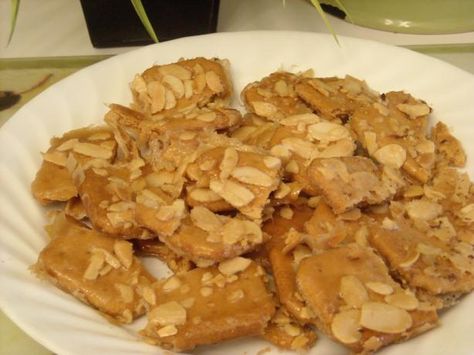 Club Cracker Cookies - crazy good! Use almonds or pecans. TIP: remove from the foil while still warm (almost hot). Club Cracker, Cracker Appetizers, Cracked Cookies, Crackers Appetizers, Almond Desserts, Cracker Candy, Club Crackers, Almond Crunch, Cracker Cookies