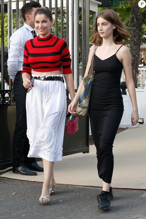 Laetitia Casta : Rarissime photo de sa fille Sahteene, 18 ans - Purepeople Laetitia Casta Street Style, Laetitia Casta Style, Kev Adams, Louis Garrel, Popular Magazine, Guess Girl, Laetitia Casta, French Actress, Christian Lacroix