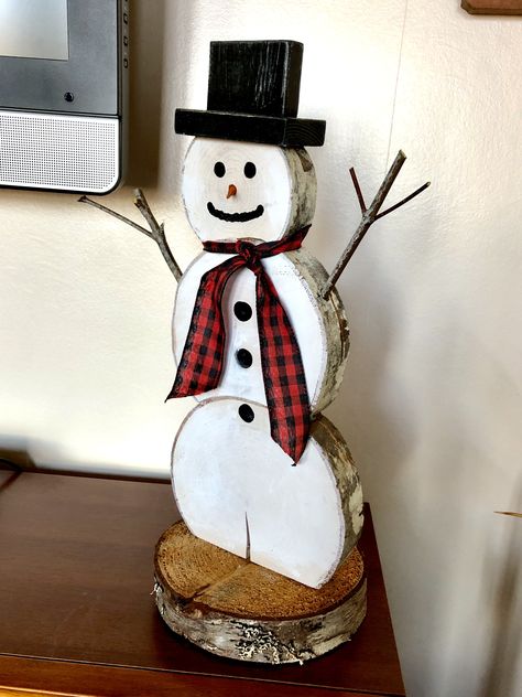 Tree Stump Snowman, Snowman From Wood Rounds, Round Slabs Of Wood Ideas, Wood Disc Snowman, Rustic Wood Snowman, Wood Circle Snowman, Cedar Rounds Ideas Wood Slices, Wood Round Snowman, Snow Man Wood Craft