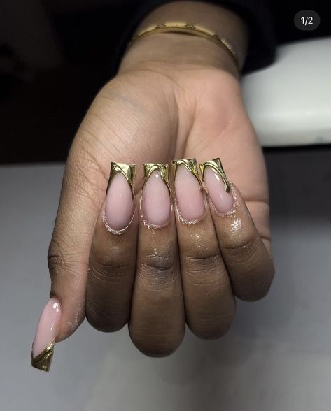 Bridesmaids Acrylic Nails, Gold Square Acrylic Nails, Short Gold Nails Ideas, Gold And Black French Tip Nails, Champagne Nail Designs, Modern French Tip Nails, French Tip With Gold, Gold Nails French, Tan Nail Designs