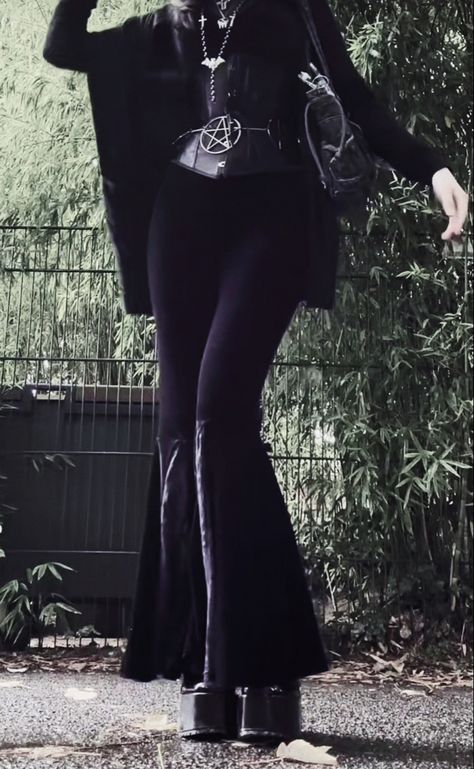 Goth Outfit Casual, Goth Fashion Outfits, Lazy Goth Outfits, Comfy Goth Outfits, Vampy Outfit, Goth Outfits Casual, Romantic Goth Outfits, Goth Fits, Goth Outfit Ideas