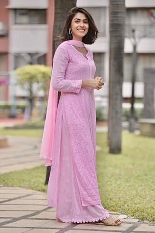 Shop for Label Aishwaryrika Pink Georgette Blossom Chikankari Kurta for Women Online at Aza Fashions Stylish Kurtis Design, Chikankari Kurta, Kurta For Women, Long Kurti Designs, Indian Dresses Traditional, Designer Dresses Casual, Indian Dress, Party Wear Indian Dresses, Stylish Dress Designs