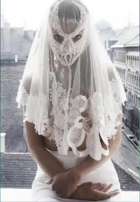 Wedding Dress Fails, Ugly Wedding Dress, Worst Wedding Dress, Ugly Dresses, Crazy Dresses, Ugly Outfits, Funny Dresses, Wedding Dress Prices, Art Outfit