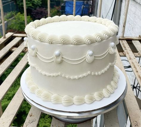 Plain Birthday Cakes Simple, Simple Piped Cake, Vintage Cake Round, Vintage Circle Cake, Wedding Cake 1 Layer, Circle Vintage Cake, Vintage Cake Simple, Round Vintage Cake, White Cake Decoration