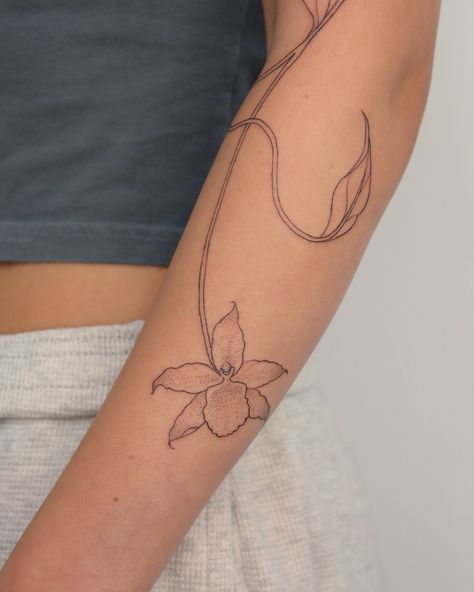 Flowy organic vine 🌿 We added orchid flowers that I shaded with dotwork to keep the delicate soft feel 🤍 I would looove to do more of these! Orchid Flowers, Orchid Flower, Do More, Orchids, Vines, Shades, Tattoos, Feelings, Flowers