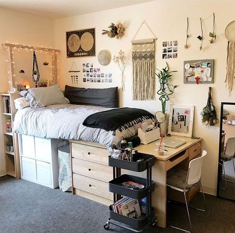 Sending this to my college roommate right now because I am so obsessed with this dorm room!! Dorm Color Palette, College Bedroom Decor, Dorm Hacks, Dekorasi Bohemia, Dream Dorm Room, Zimmer Diy, Cozy Dorm Room, Dorm Room Styles, Dorm Sweet Dorm