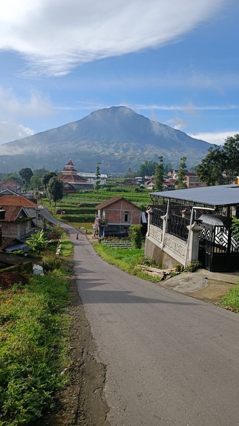 Probinsya Life, House Near Mountains, Romantic Wallpaper, Fotografi Alam Semula Jadi, Beautiful Landscape Wallpaper, Beautiful Places Nature, Green Landscape, Beautiful Photos Of Nature, Alam Yang Indah