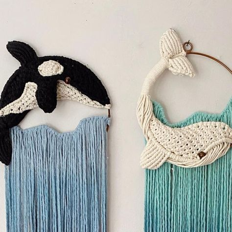 Janis Ledwell-Hunt on Instagram: "This one is a love letter to the sea, and a custom that totally kicked my ass. I was all cocky going into it: figured I’d made enough macrame whales to be able to bang this out no problem. But nope. I had to make and remake the background five times, and the whale times three to get the proportions just right. What I’ve learned is that the humility that comes with custom work is crucial, and the trial and error that it necessitates is fundamental to creative gro Macrame Duck, Macrame Whale Tutorial, Baby Macrame Ideas, Macrame Animals, Christmas Macrame, Dreamcatcher Design, Macrame Thread, Paracord Knots, Whale Pattern