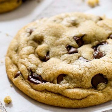 These are THE BEST soft chocolate chip cookies! No chilling required. Just ultra thick, soft, classic chocolate chip cookies! Best Soft Chocolate Chip Cookies, Cookie Dough Vegan, Soft Chocolate Chip Cookies, Perfect Chocolate Chip Cookies, Chocolate Chip Cookie Recipe, Smitten Kitchen, Chocolate Chip Recipes, Best Chocolate Chip Cookie, Chip Cookie Recipe