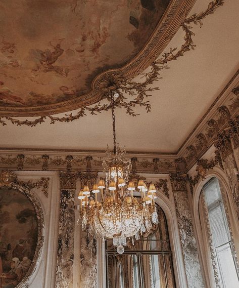 Royal Aesthetic Room, Brown Aesthetic Collage, Le Meurice Paris, Beige Photos, متحف فني, Kidcore Aesthetic, Light Academia Aesthetic, Royalty Aesthetic, Royal Aesthetic