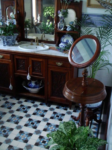 Bathroom Ideas Victorian, Victorian Bathroom, Casa Vintage, Room Tiles, Bath Room, Minimalist Bathroom, Bathroom Styling, Pretty House, Dream House Decor