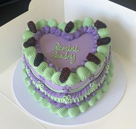 Green And Purple Cake, Lambeth Cakes, Quince Cake, Purple Cakes Birthday, Mint Cake, Aesthetic Foods, Vintage Cakes, 21st Birthday Cakes, Purple Cakes