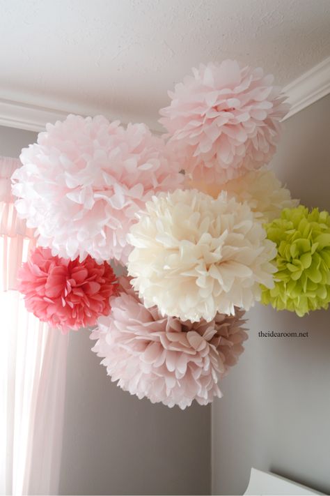 How to make huge pom poms with tissue paper! Tissue Paper Crafts, Kule Ting, Kraf Kertas, Paper Decorations Diy, Tissue Pom Poms, Diy Flores, Fleurs Diy, Tissue Paper Pom Poms, Paper Pom Poms