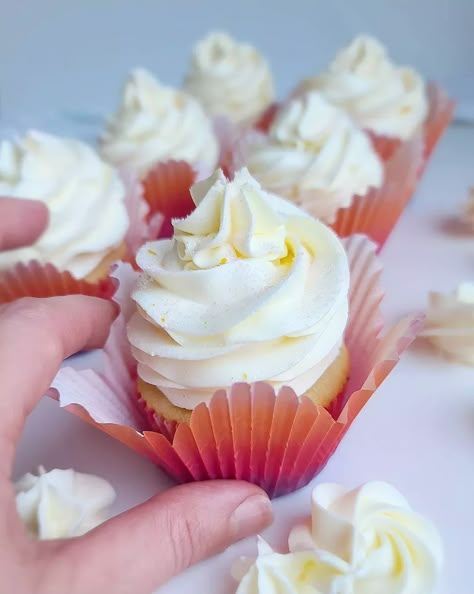 Russian Icing Recipe, Sanders Buttercream Frosting Recipe, Condensed Milk Frosting No Butter, Cupcake Savvy Buttercream, Indian Buttercream Recipe, Milk Frosting Recipe, Condensed Milk Frosting, Bakery Frosting, Condensed Milk Buttercream