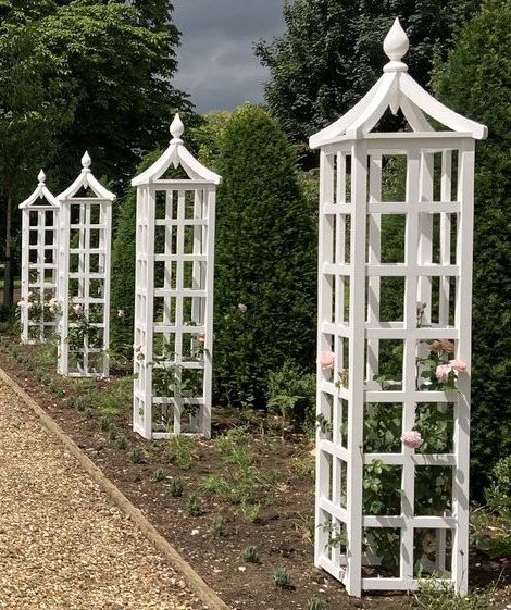 Garden Obelisk, Garden Arbor, Garden Architecture, White Garden, Garden Yard Ideas, Garden Art Sculptures, Garden Trellis, Garden Art Diy, Garden Structures