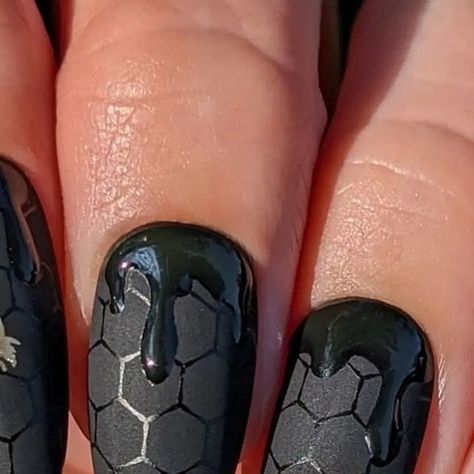 Clear Jelly Stamper on Instagram: "🐝🖤Absolutely STUNNING use of matte and shine! This beauty by @pickynailart  “Bees for #GlamNailsChallengeMay24 .   Whenever there is a chance to do a bee mani, I will always opt for the glossy on black matte. I just love the look of them with the pop of gold. This time I have some glossy honey drips too.   Let me know what you think!   @whatsupnails B058, “Neither Noir”, “Go For Gild” @clearjellystamper @originalclearjellystamper CjS-54 Stamping Plate, Stamper and Scraper  @beetlesgelpolish La121, No Wipe Top Coat   #BeeNailArt #BeeNails #GlossyOnMatte #GlossyOnMatteNails #MatteMani #MatteNails #HoneyNails #HoneyNailArt #NailInspo #NailArtInspo”" Black Bee Nails, Honeycomb Nails, Honey Bee Nails, Bee Nails, Black Bee, Glam Nails, Nails Inc, Stamping Plates, Matte Nails