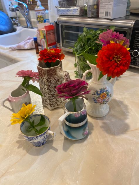 Thrifted Vases Wedding, Thrifted Apartment, Thrifted Vases, House Decor Aesthetic, Small Vases, Home Decor Aesthetic, Aesthetic Home Decor, Flowers Summer, Tea Party Garden