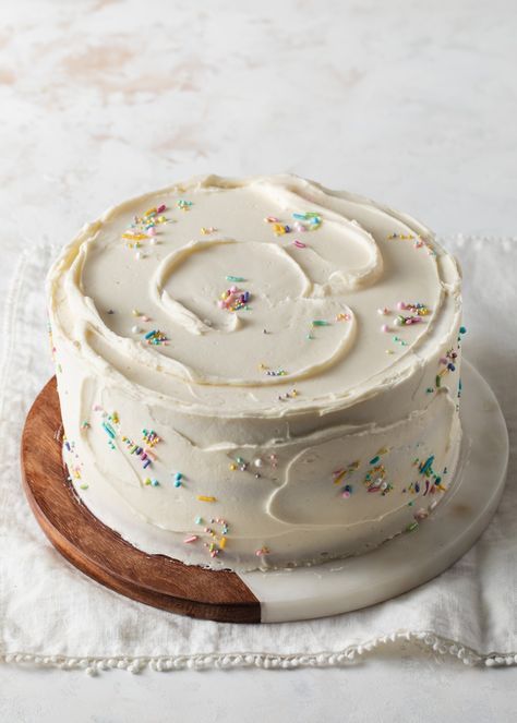 White Vanilla Cake Decoration, Easy Cake Toppings, Whip Cream Smash Cake, Old Fashion Birthday Cake, Simple Birthday Cake Decorating Ideas, Birthday Cake Icing Ideas, Cream Cheese Frosting Cake Decorating, White Cake Chocolate Frosting, Aesthetic Homemade Cake