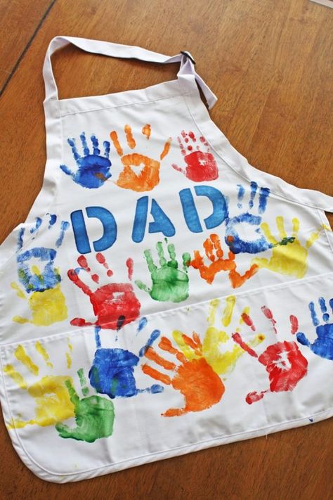 DIY Apron for Father's Day | Catchmyparty.com Kids Fathers Day Crafts, Diy Father's Day Crafts, Dad Crafts, Easy Fathers Day Craft, Fathers Day Art, Father's Day Activities, Homemade Fathers Day Gifts, Diy Apron, Craft Apron