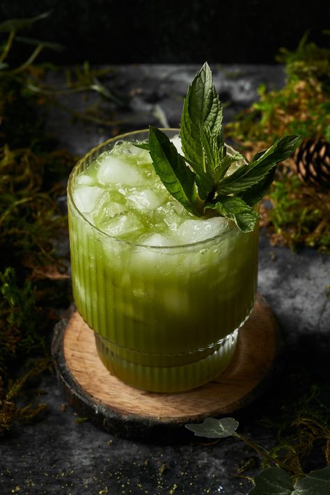 Step into the murky depths of the bayou with this haunted swap water cocktail. Made with homemade green juice, gin, Chartreuse and matcha and served with dry ice, this bubbling green cocktail is perfect for a spooky Halloween celebration. Shrek Cocktails, Chartreuse Drink, Homemade Green Juice, Haunted Swamp, Matcha Cocktail, Chartreuse Cocktail, Recipe Inspirations, Swamp Water, Mint Simple Syrup