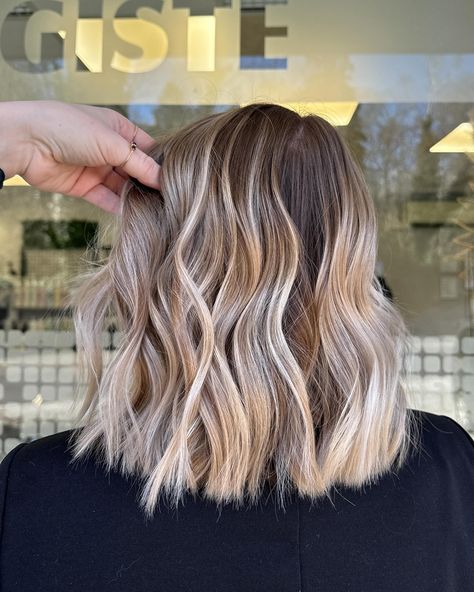 Californian vibes ☀️ Balayage blond californien avec un joli contouring pour accentuer le blond autour du visage ✨ →Forfait balayage #balayage #balayageblonde #blondehair #blondebalayage #hairinspo #hairideas #ombre #coiffeurbesançon #doubs #baumelesdames #besançon #montbeliard #belfort Blonde Beige Balayage, Blonde Hair Ombre, Ombre Balayage Hair, Blond Ombre, Balayage Blond, Hair Blond, Ombré Hair, Ombre Balayage, Ombre Hair