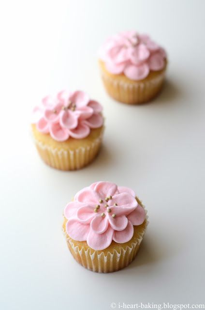 Cute Flower Cupcakes, Pink Flower Cupcakes, Cupcakes For Birthday, Cupcake Making, Heart Baking, Baby Shower Cupcakes For Girls, First Birthday Cupcakes, White Cupcakes