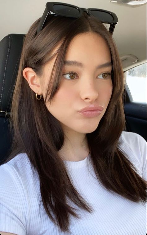 Straight Brown Hair Curtain Bangs, Brown Hair Colors Curtain Bangs, Makeup Ideas Minimal, Haircut Inspo Brown Hair, Haircuts For Medium Hair Curtain Bangs, No Style Curtain Bangs, Curtain Bangs In Straight Hair, Medium Length Hair With Curtain Bangs Straight, Long Bangs Asian