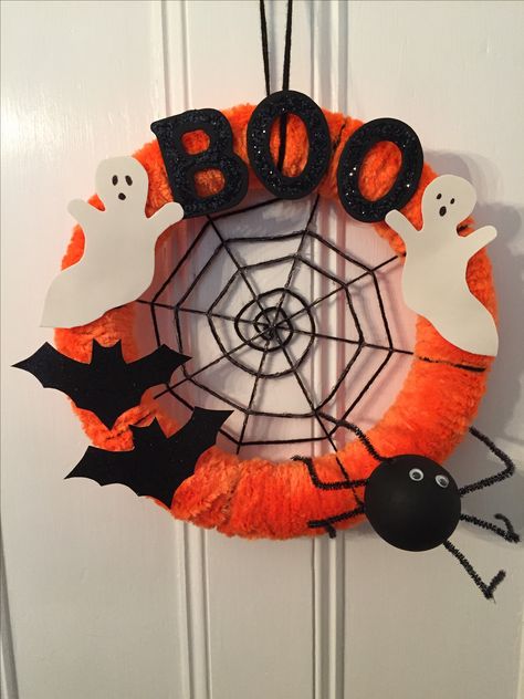 Halloween Wreath Halloween Reefs Front Doors, Couronne Halloween, Diy Halloween Office Decorations, Porta Halloween, Fun Diy Halloween Decorations, Halloween Tea Party, Crafts To Try, Netflix Horror, Bricolage Halloween