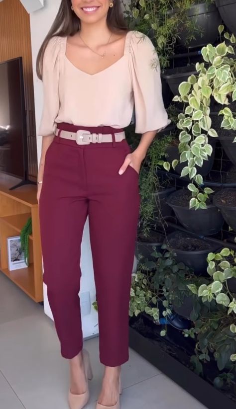 Business Casual Maroon Pants, Maroon Business Casual, Dark Red Pants Outfit Work, Maroon Slacks Outfit Women, Wine Color Pants Outfit, Burgundy Slacks Outfit Women, Burgundy Monochromatic Outfit, Burgandy Pants Outfits Work, Pantalon Sastrero Outfit