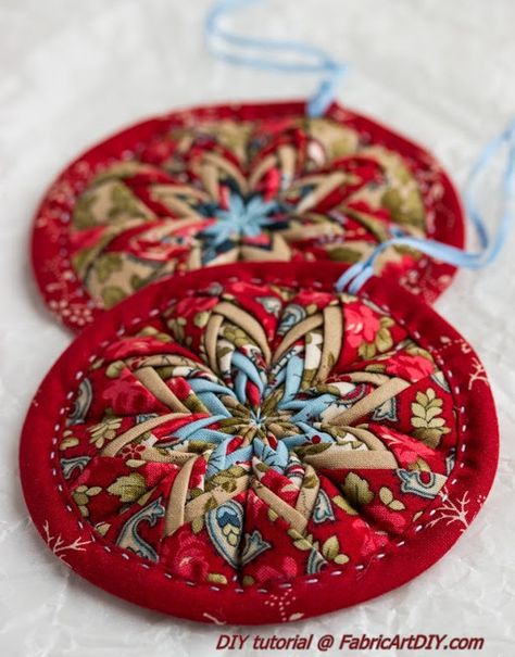 Christmas Decorations Sewing, Diy Jul, Christmas Sewing Projects, Folded Fabric Ornaments, Quilted Ornaments, Quilted Christmas Ornaments, Navidad Diy, Fabric Ornaments, Fabric Christmas Ornaments