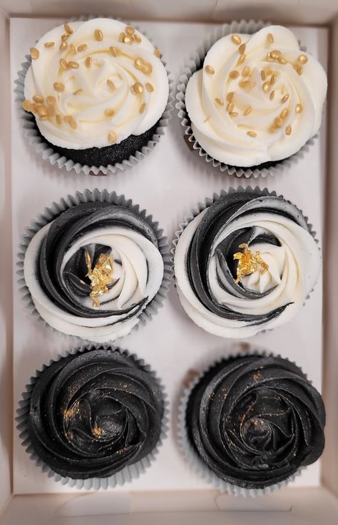 Black Frosting Cupcakes, Black And White Swirl Frosting Cupcakes, Black Cupcakes Aesthetic, Cupcakes With Black Frosting, Black Icing Cupcakes, Rip To My 20s Cupcakes, Black And White Cupcakes Wedding, Male Birthday Cupcakes, Black And Gold Cupcakes For Men