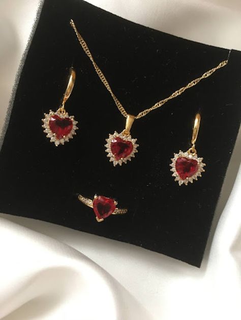 Red And Gold Jewelry Aesthetic, Игрушки Funko Pop, Xoxo Jewelry, Heart Accessories, Cute Engagement Rings, Women's Jewelry Sets, Classy Jewelry, Jewelry Lookbook, Handmade Jewelry Diy