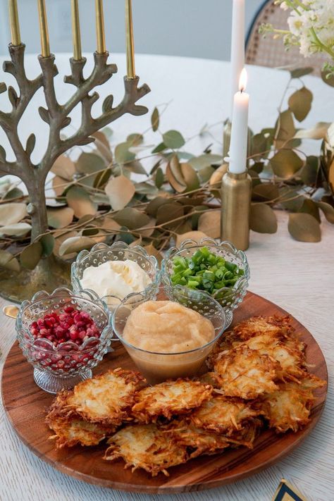 Hanukkah For Christians, Channukah Aesthetic, Hannukah Decorations Aesthetic, Latke Bar, Hanukkah Food Ideas, Chanukah Food, Hanukkah Party Food, Chrismukkah Party, Hanukkah Aesthetic