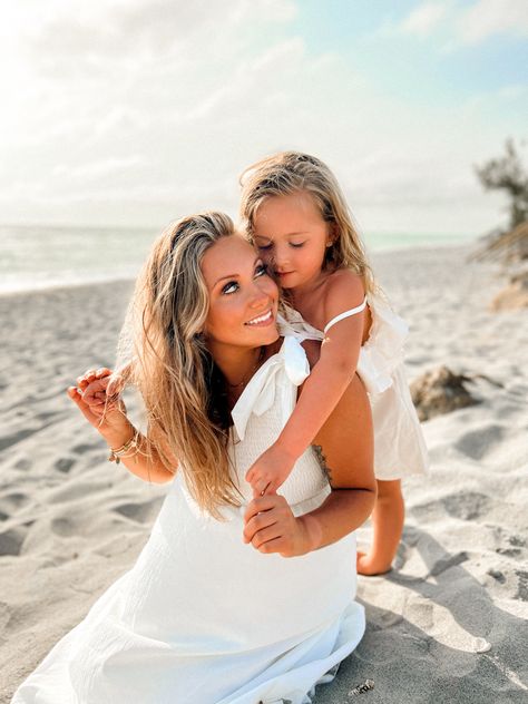 Beach Mother Daughter Photos, Mommy And Me Lake Photo Shoot, Mom And Toddler Beach Photos, Mother Daughter Beach Photoshoot, Mom And Daughter Beach Photo Ideas, Mother Daughter Beach Pictures, Toddler Beach Photos, Mother Daughter Photo Shoot, Photo Shoot On The Beach