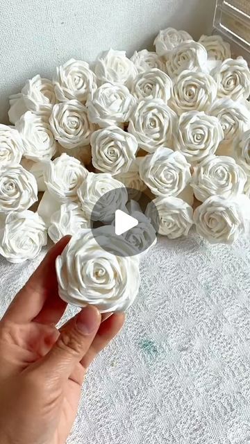 How To Make Rose, Flower Decorations Diy, Fleurs Diy, Diy Toilet, Paper Flower Decor, Diy Roses, Paper Flower Bouquet, Paper Making, Diy Bouquet