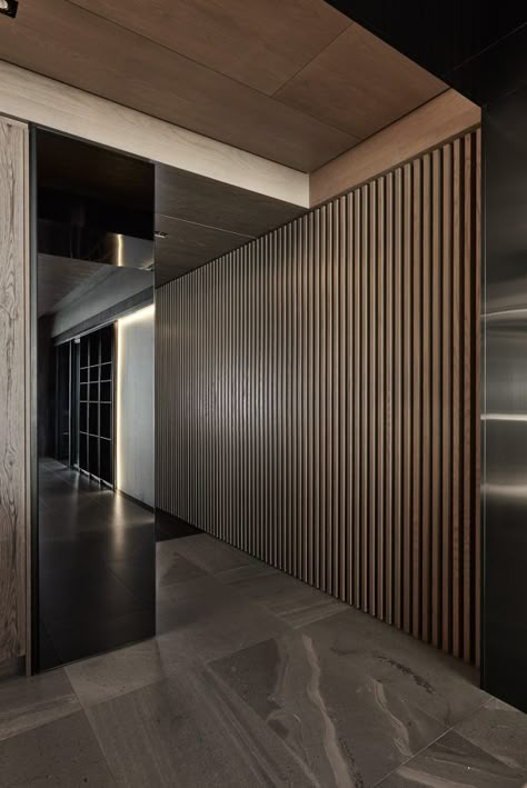 Black Acrylic Glass and Stone Form This Dark and Sophisticated Apartment Interior Vstupná Hala, Design Hall, Old House Interior, Corridor Design, Wood Slat Wall, Trendy Apartment, تصميم للمنزل العصري, Lobby Design, Dark Interiors