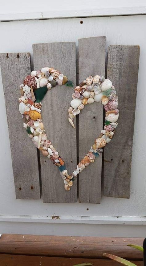 Seashell Art Diy, Beach Themed Crafts, Driftwood Art Diy, Shell Crafts Diy, Diy Wall Art Decor, Wood Painting Art, Garden Art Sculptures Diy, Garden Deco, Garden Artwork